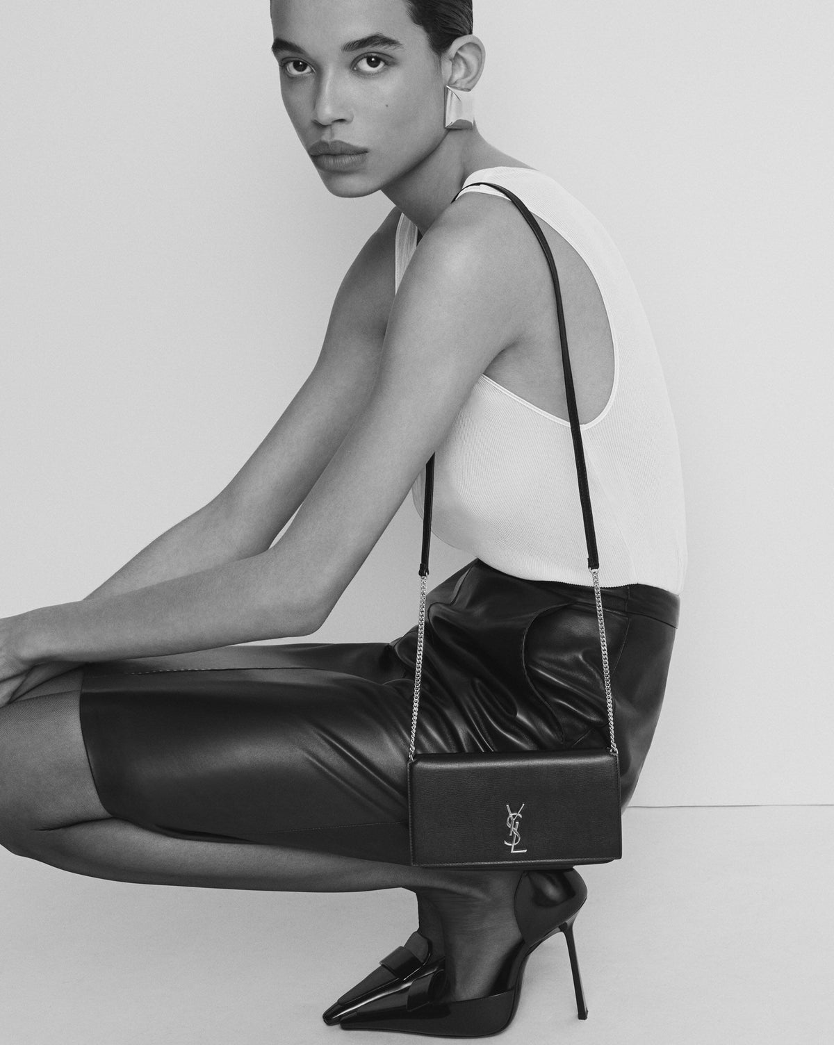Saint Laurent Cassandre Phone Holder negro · en modelo · Premium Avenue
