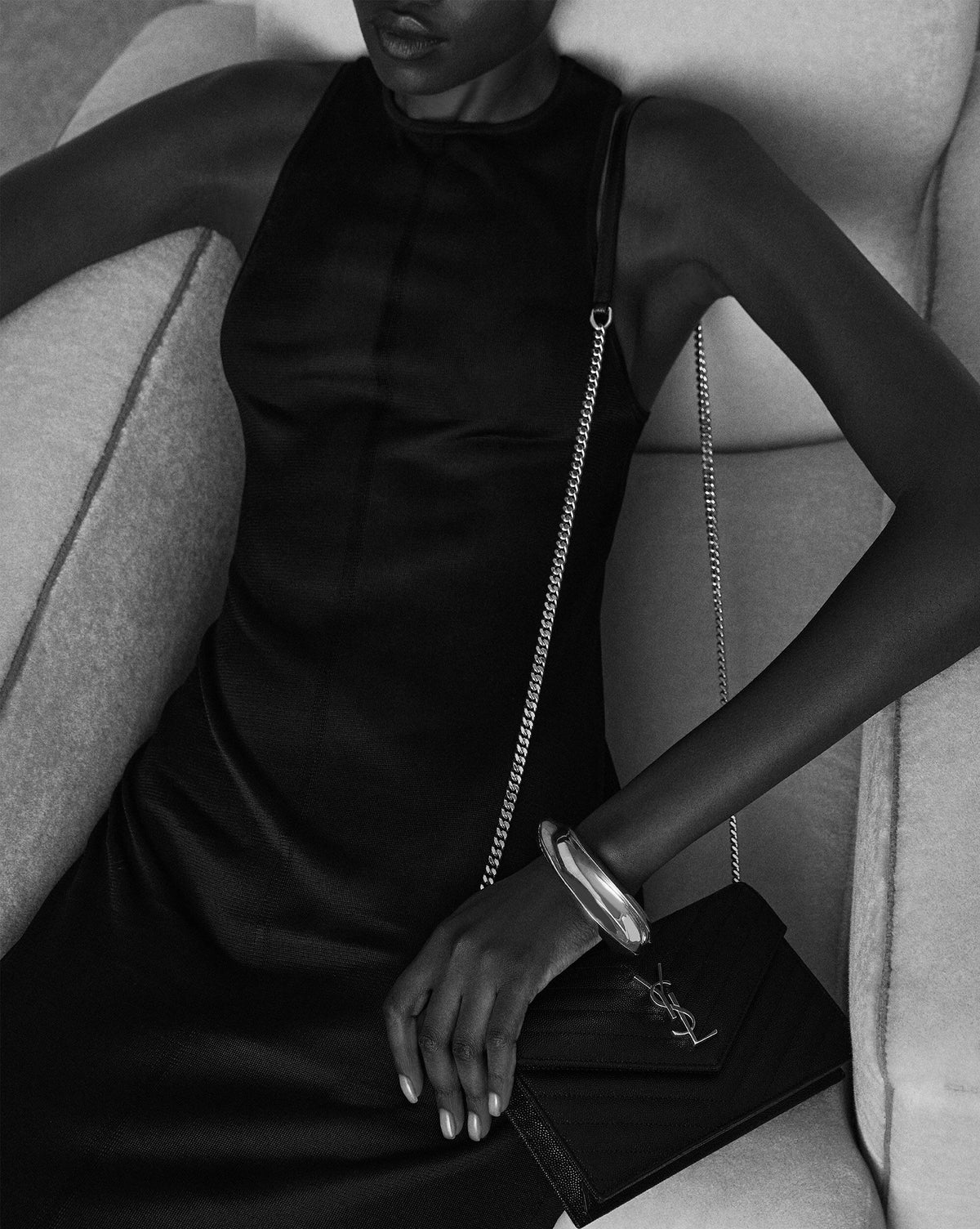 Saint Laurent Cassandre Envelope Chain Wallet Dark Beige · en modelo · Premium Avenue